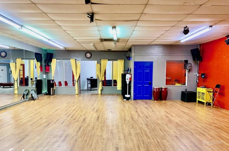  Amplio estudio de danza cubana 