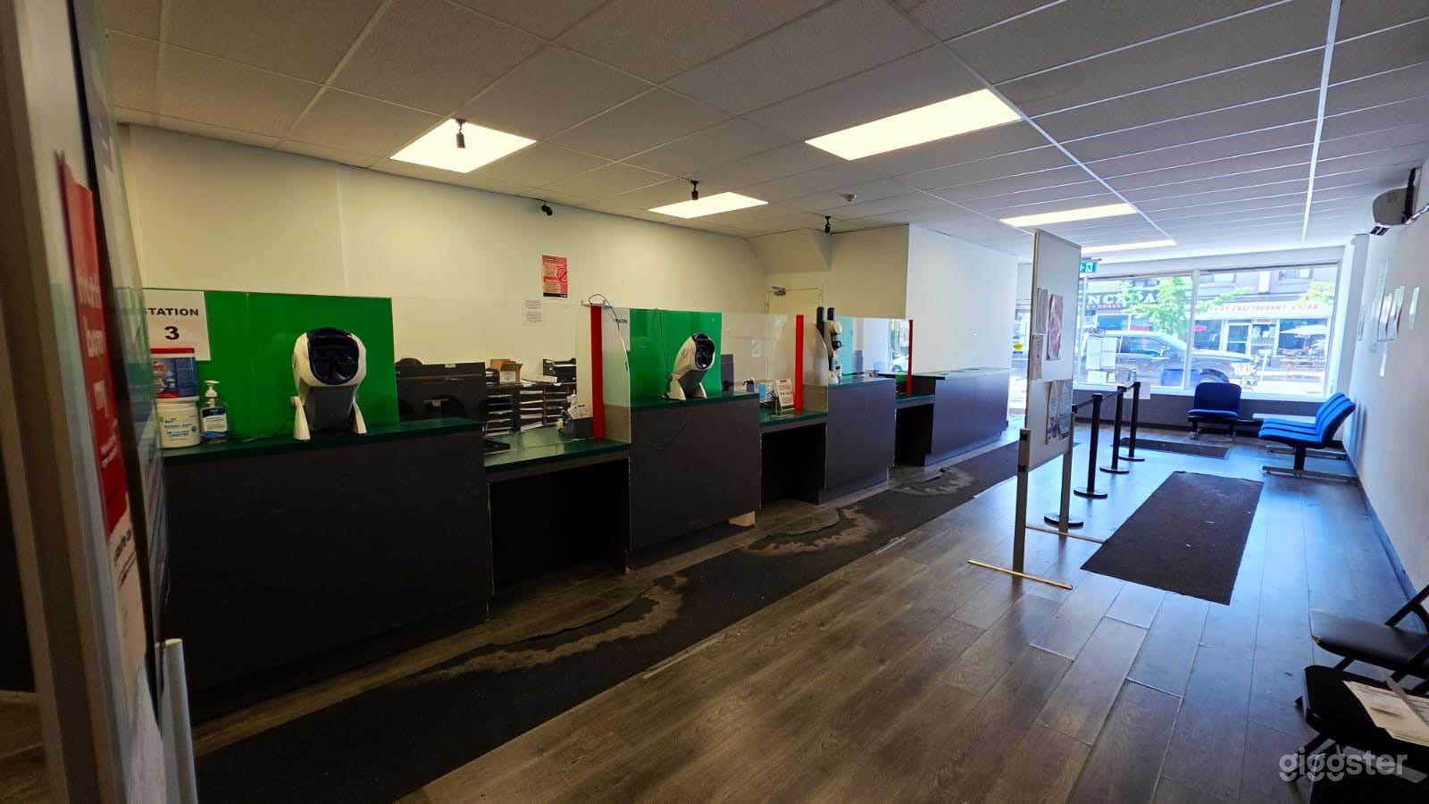 Large retail space, mix of open areas and two offices Photo 4