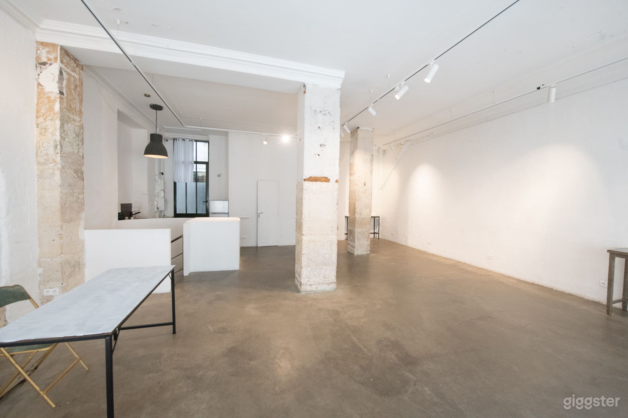 Photo de Art gallery in Paris raw space 120 m2 3