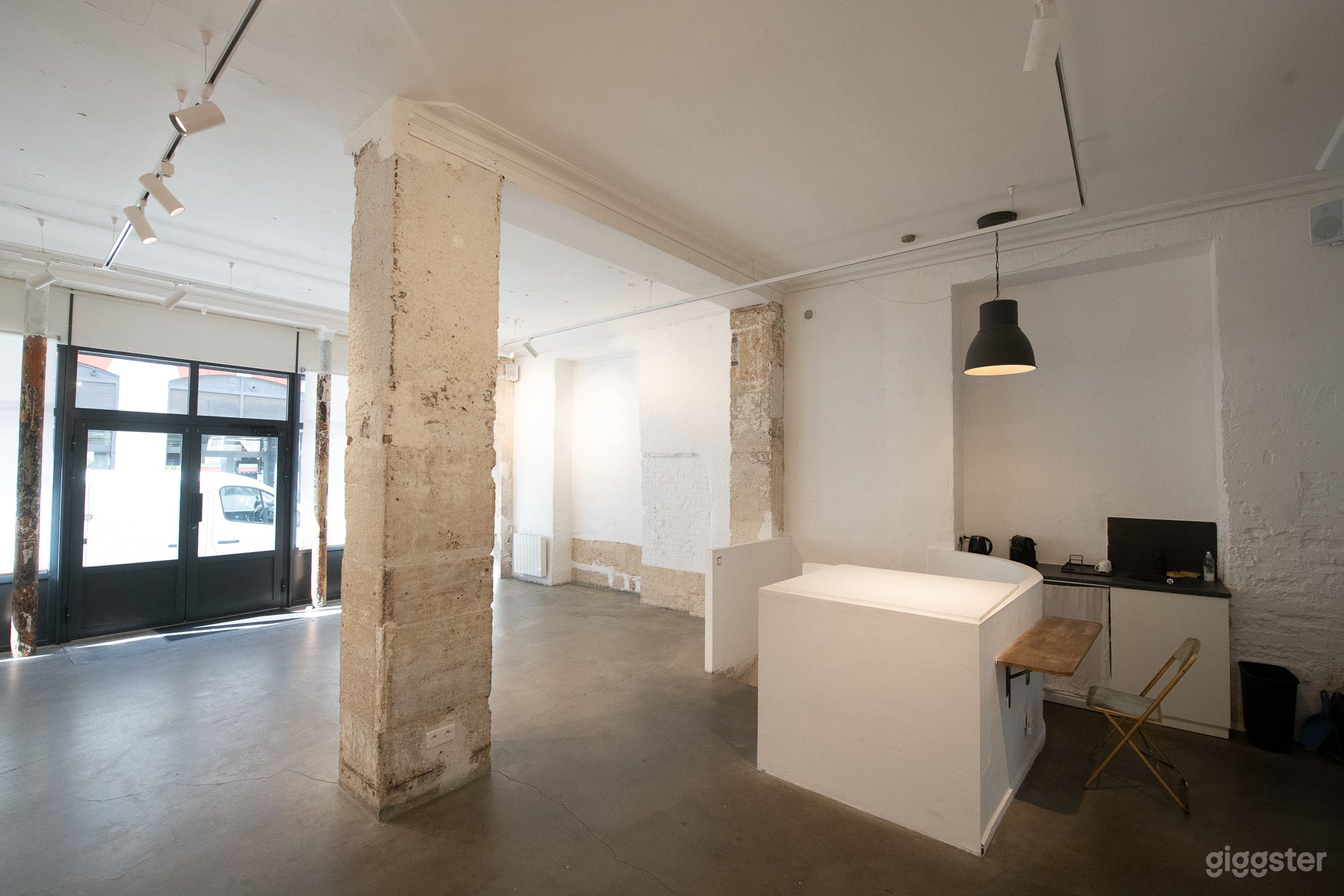Photo de Art gallery in Paris raw space 120 m2 4