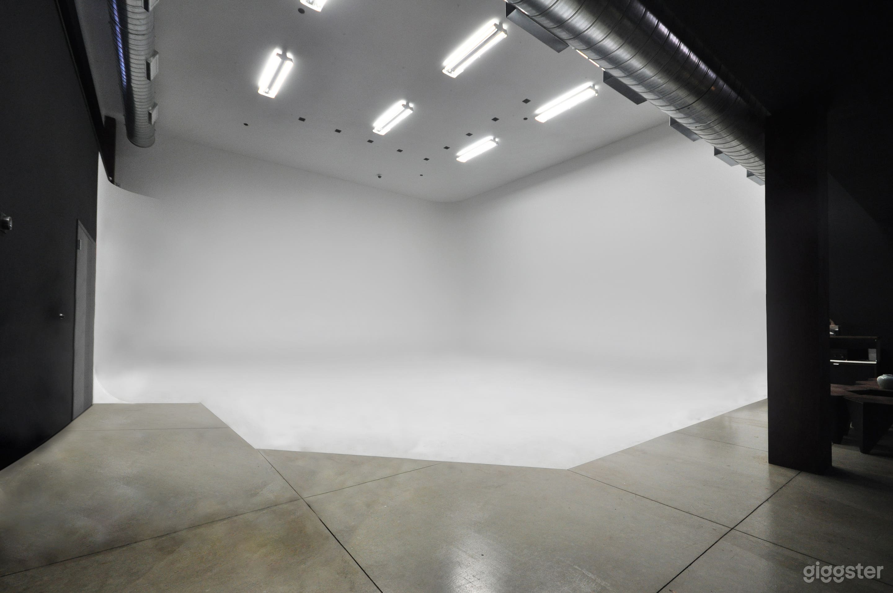 30x30x18. There is a grid and it is pre-lit.