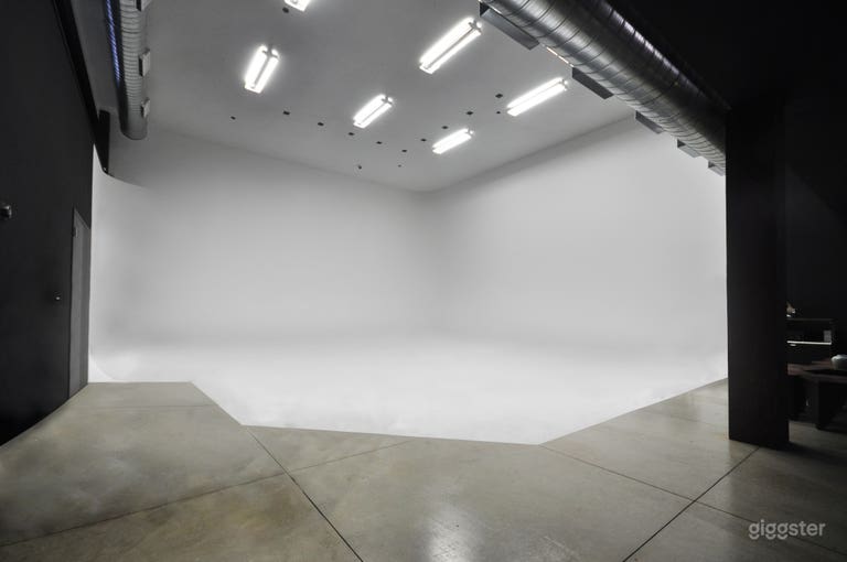  30x30x18. There is a grid and it is pre-lit. 