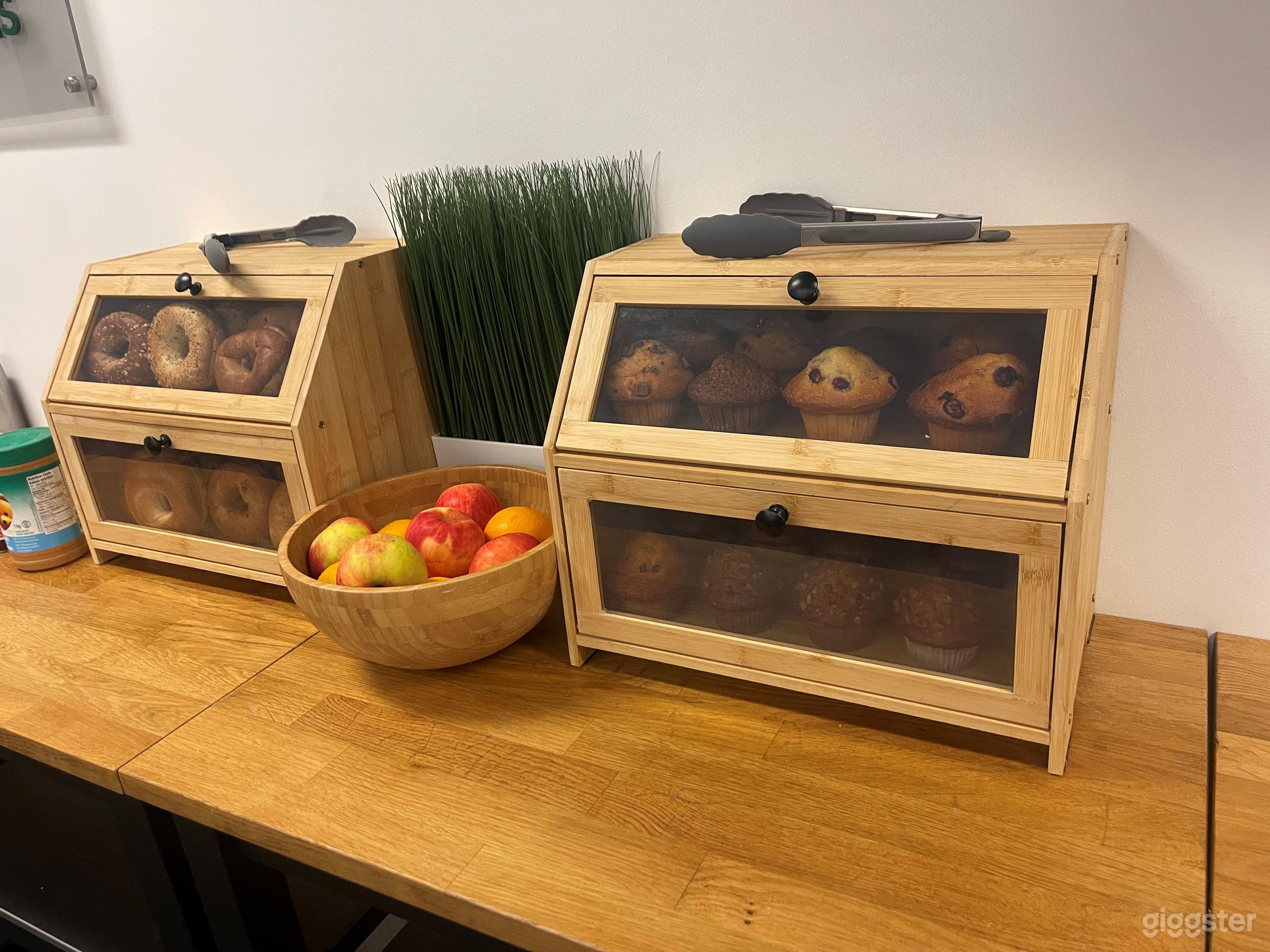 Bright &amp; Functional Meeting Space for 8 (Room #19) Photo 3