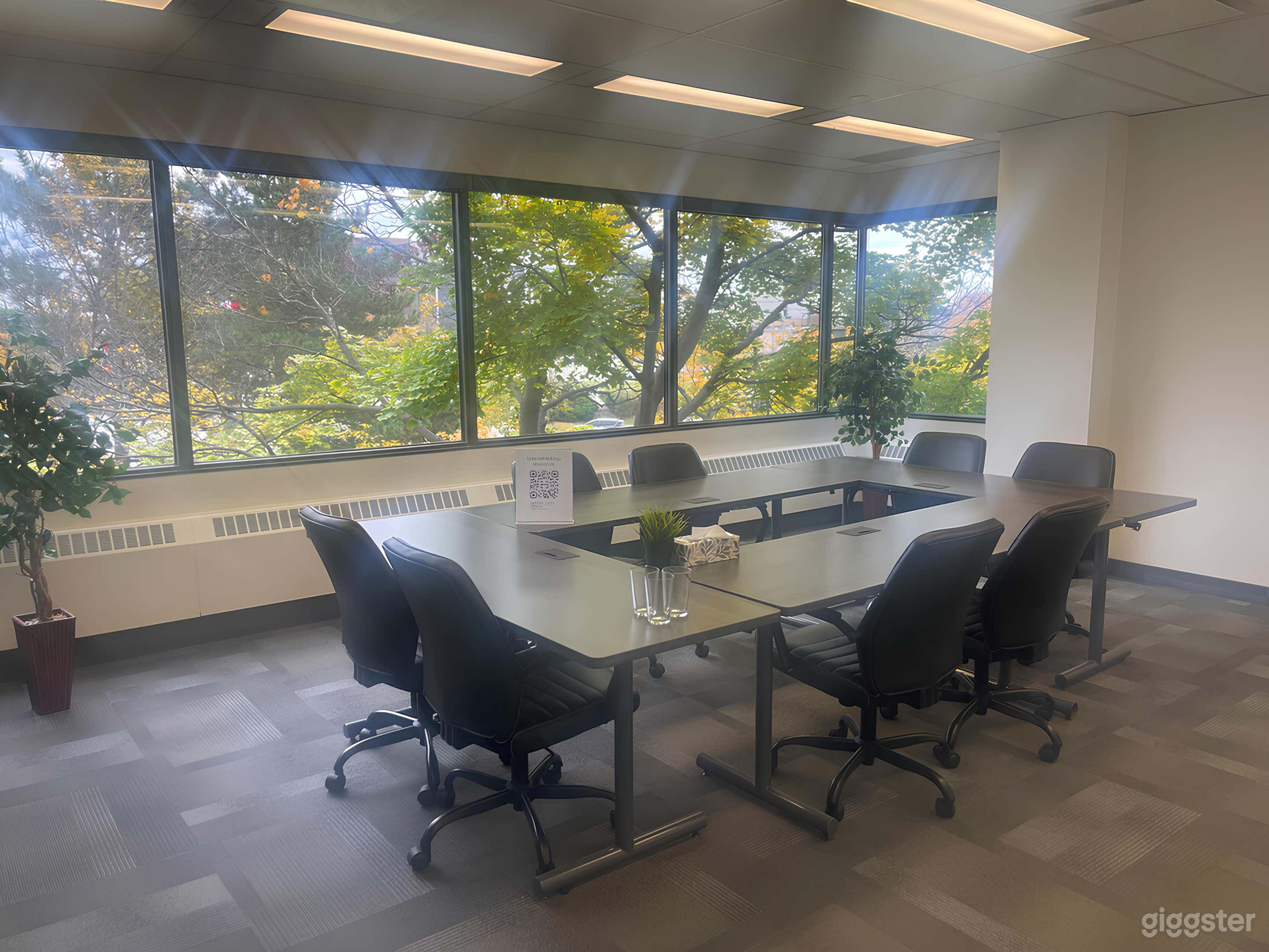 Bright &amp; Functional Meeting Space for 8 (Room #19) Photo 1