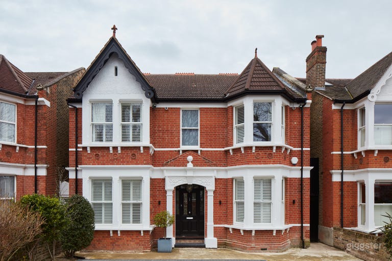  Detached House, Crittal Doors and Classic Kitchen 