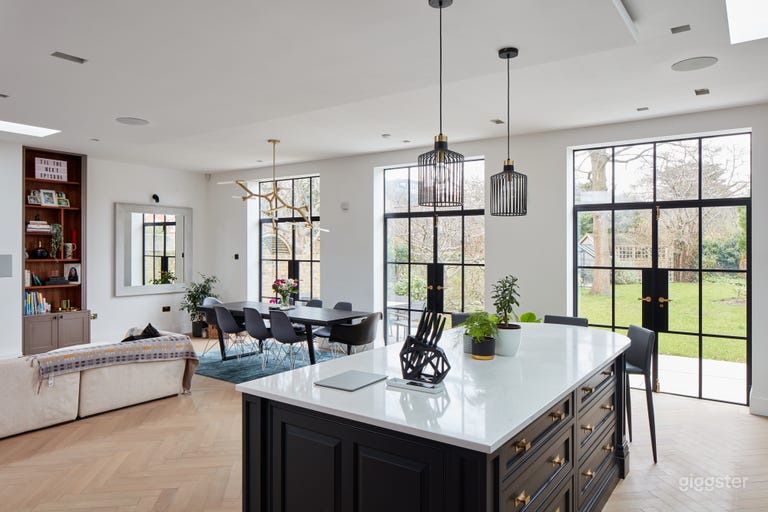  Detached House, Crittal Doors and Classic Kitchen 