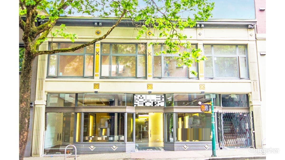 Beautiful and Elegant Art Gallery Photo 1