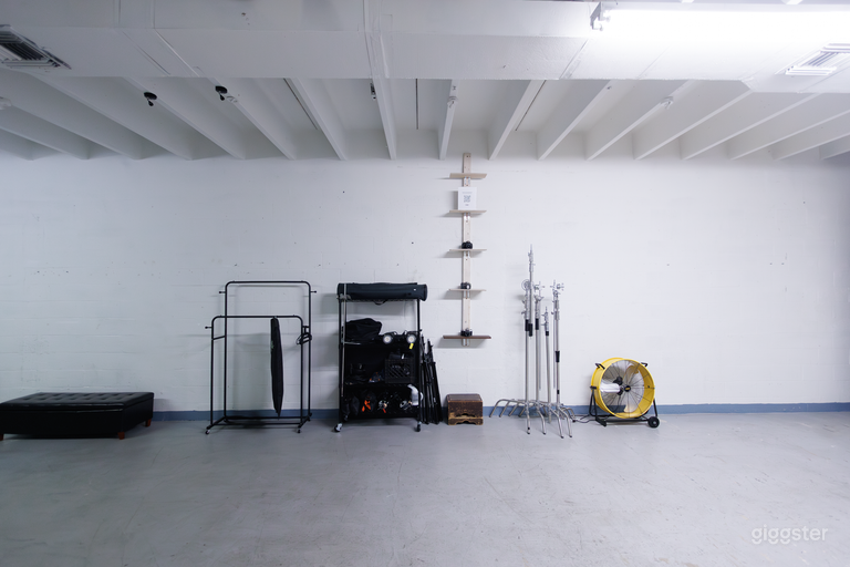  Clothing rack and studio equipment 