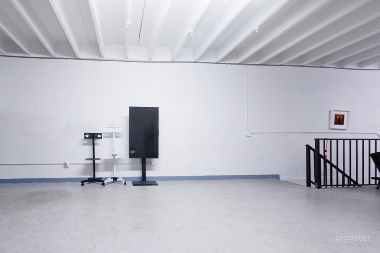  1x vertical monitor with HDMI cable 