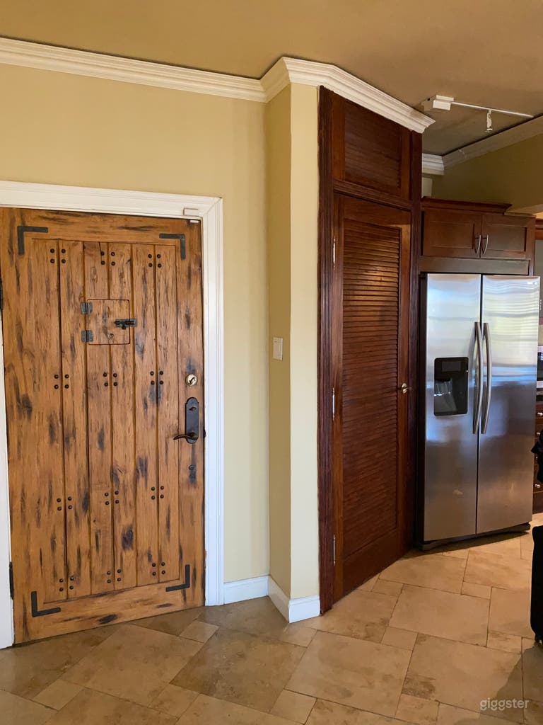  Porta anteriore in legno del Attico 