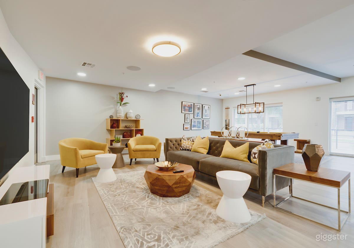 Contemporary Club Room in Tampa Semi-Private Photo 1