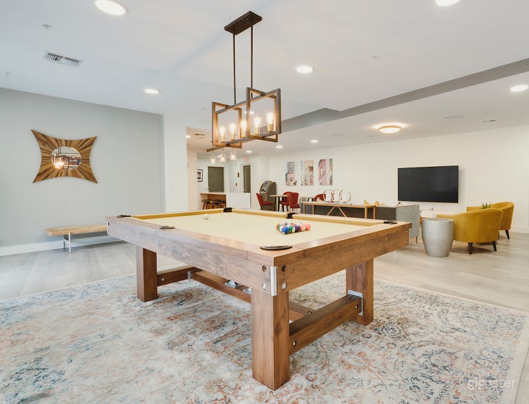  Contemporary Club Room in Tampa Semi-Private 