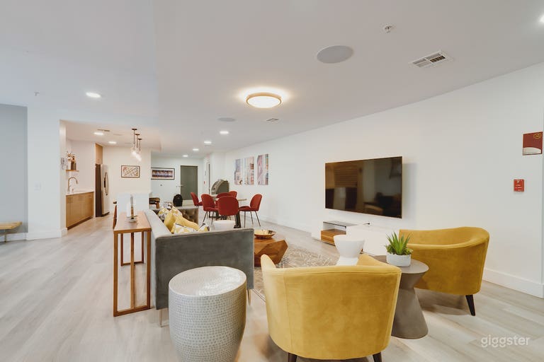  Contemporary Club Room in Tampa Semi-Private 