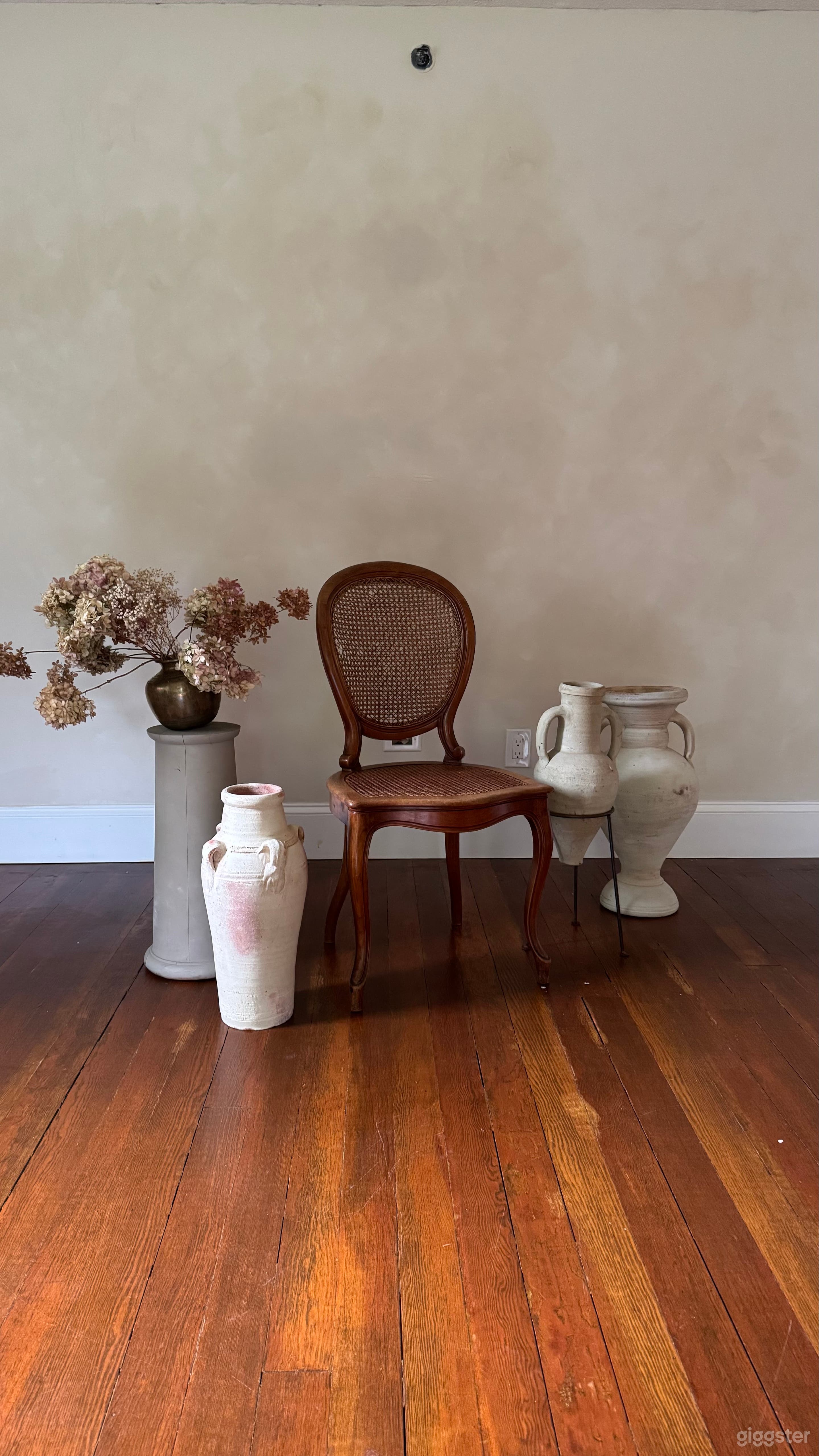 Open, curated space  Photo 4