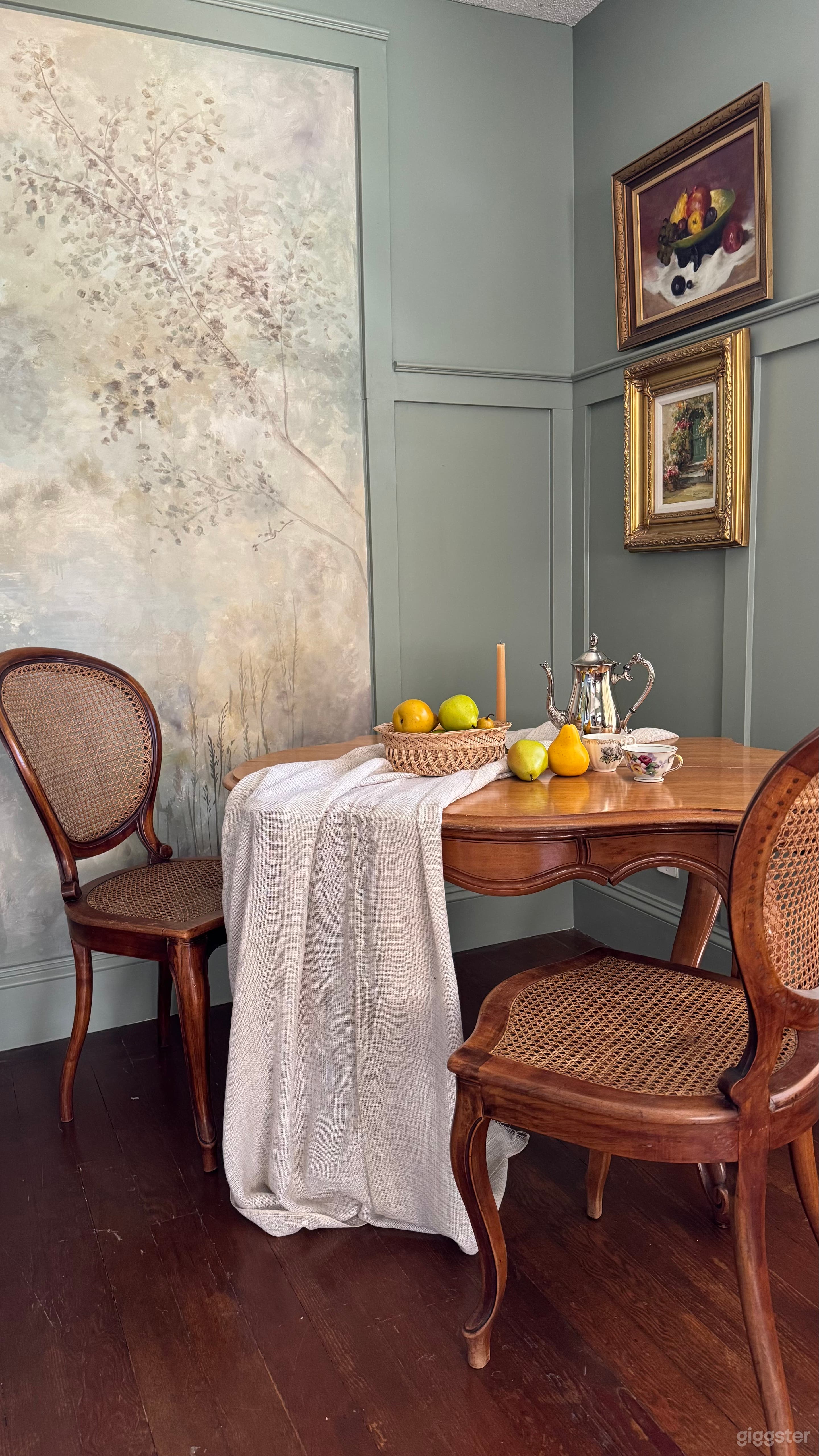 Open, curated space  Photo 2