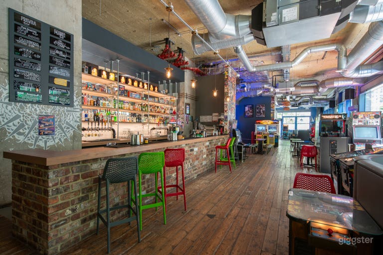  Retro 80s-90s Arcade Bar 