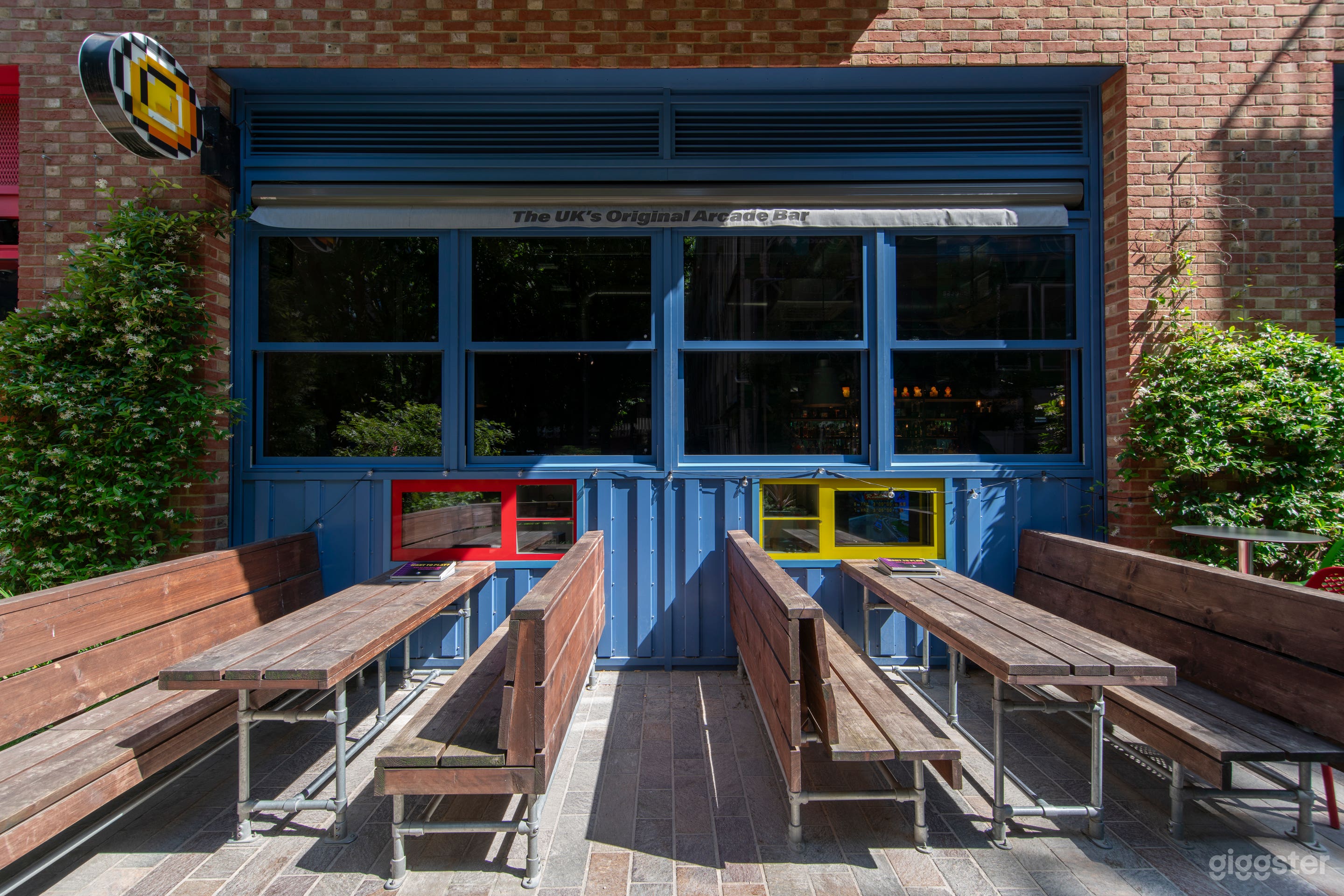 Retro 80s-90s Arcade Bar Photo 4