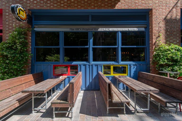  Retro 80s-90s Arcade Bar 