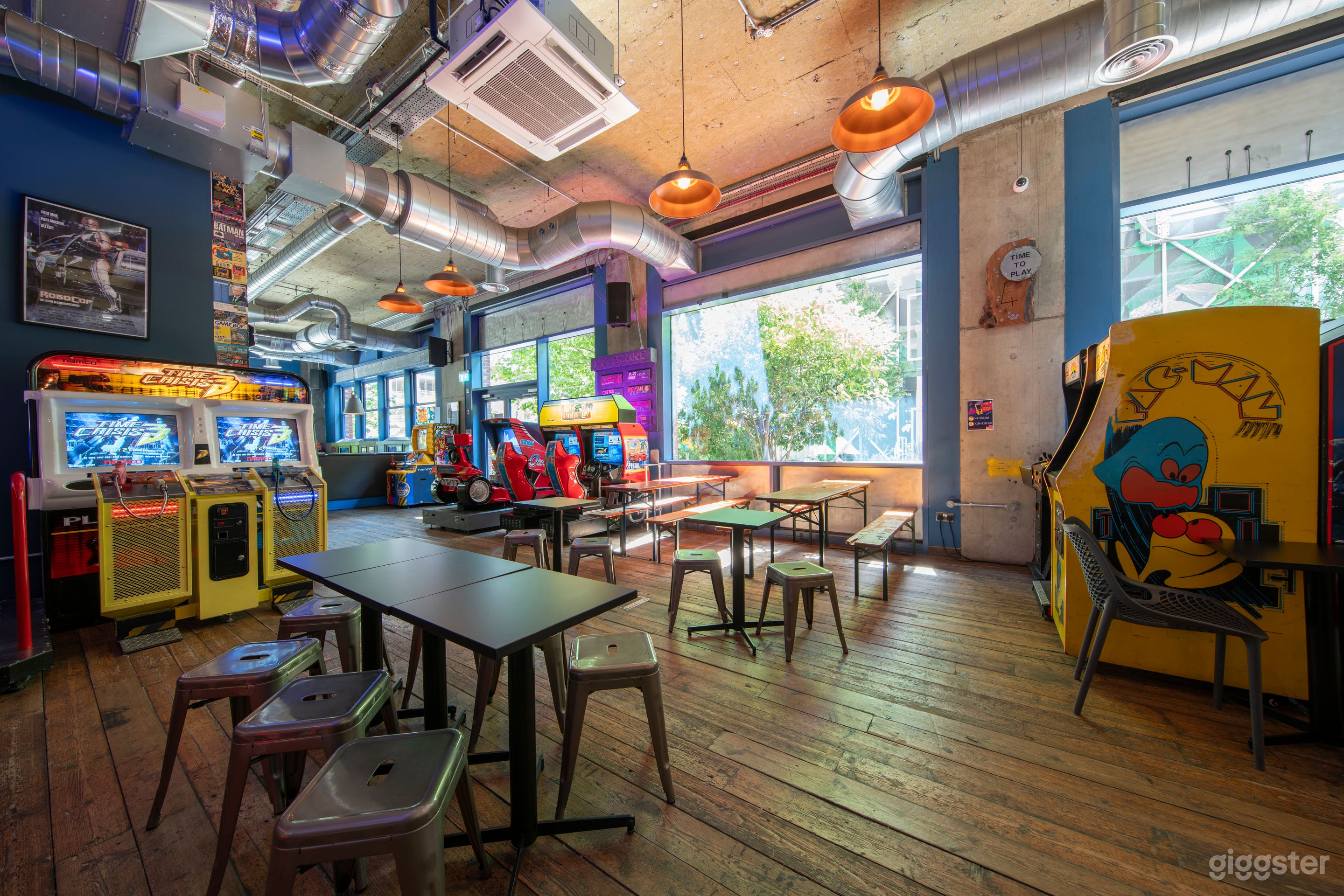 Retro 80s-90s Arcade Bar Photo 2