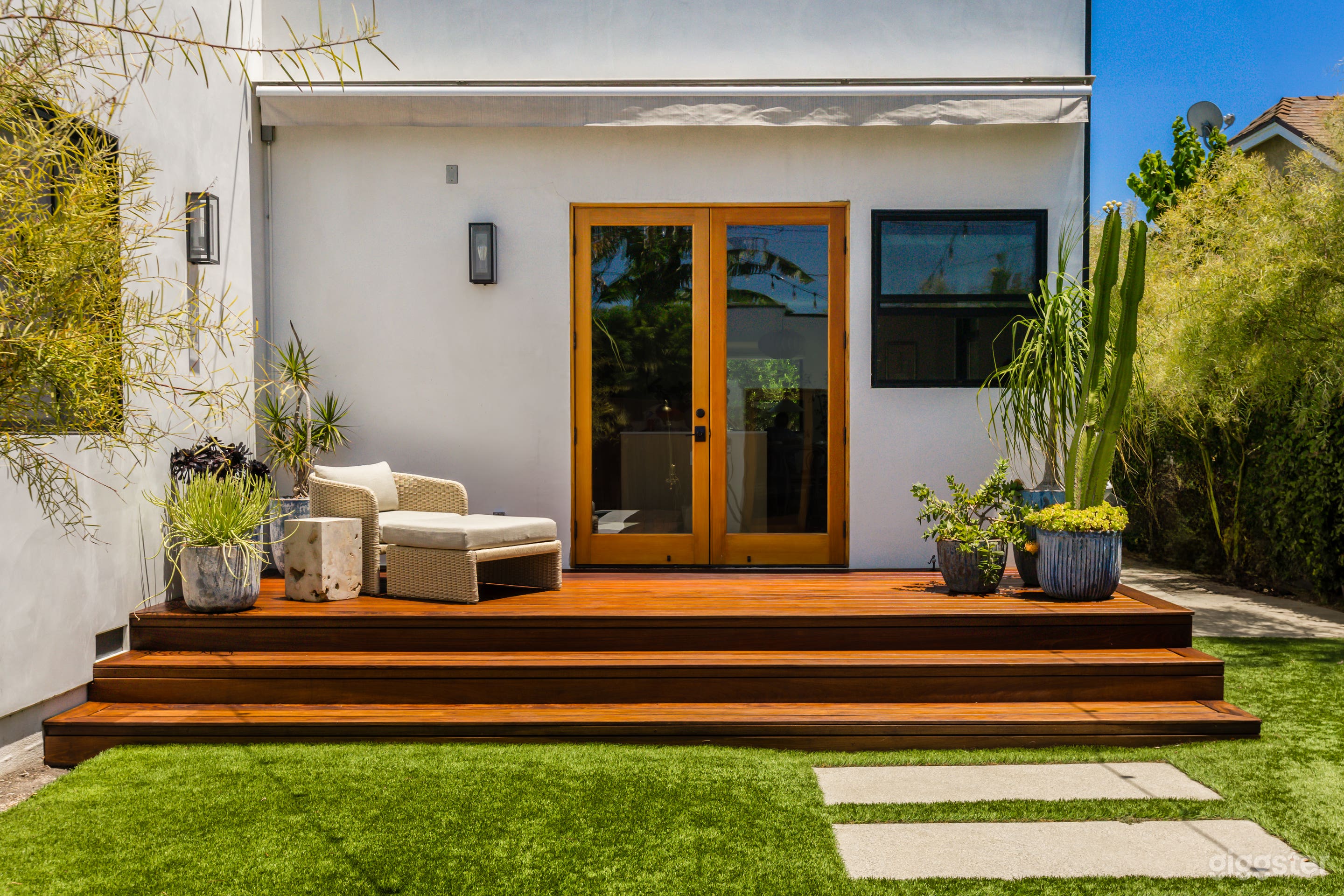 Light-filled contemporary California home+garden Photo 4