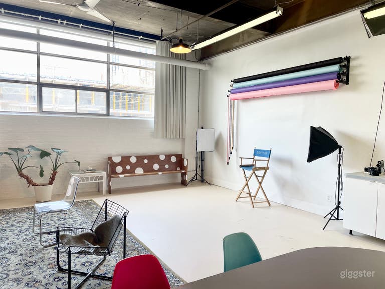  Huge windows allows beautiful natural light in. 