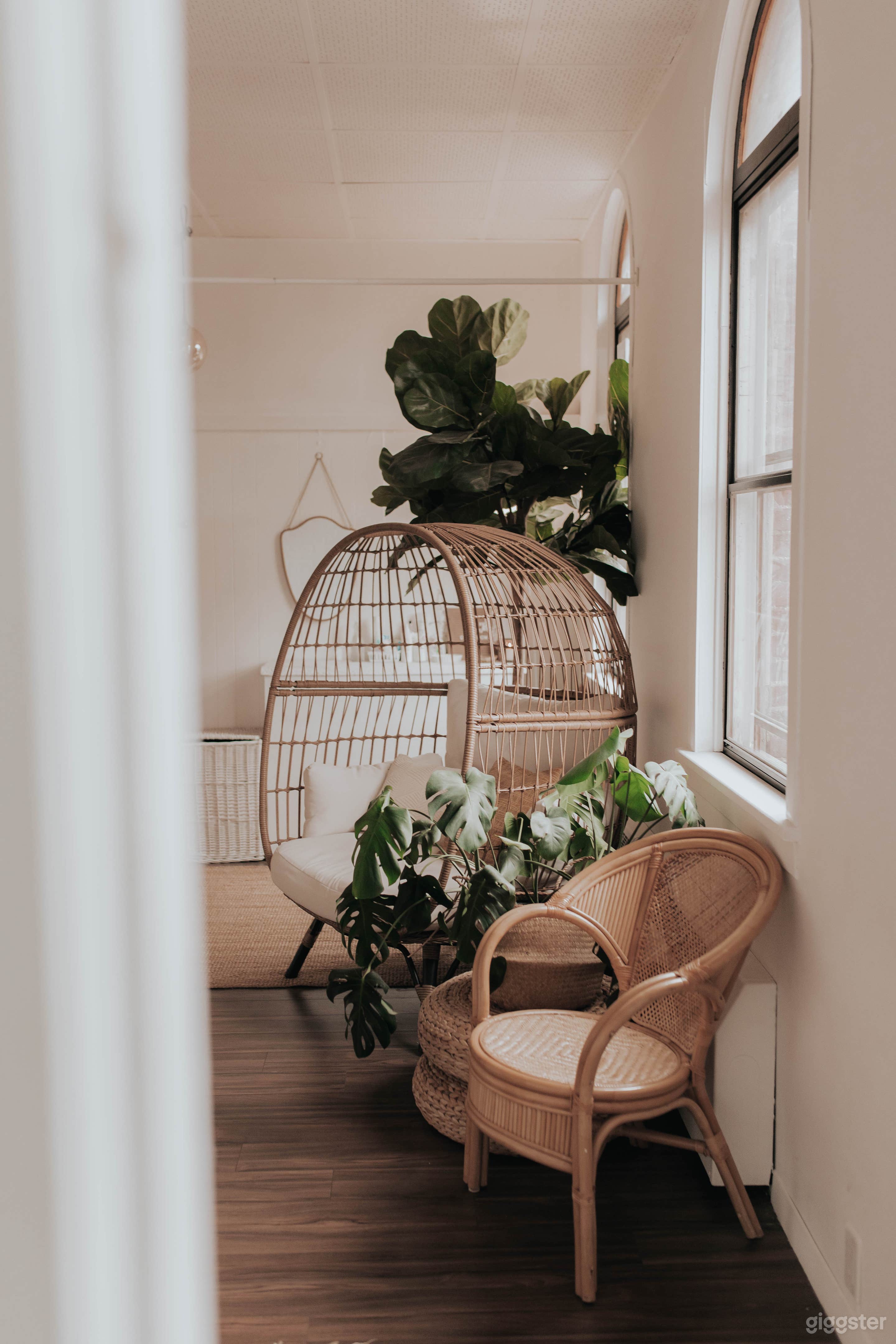 Historic And Neutral Studio Space Photo 3