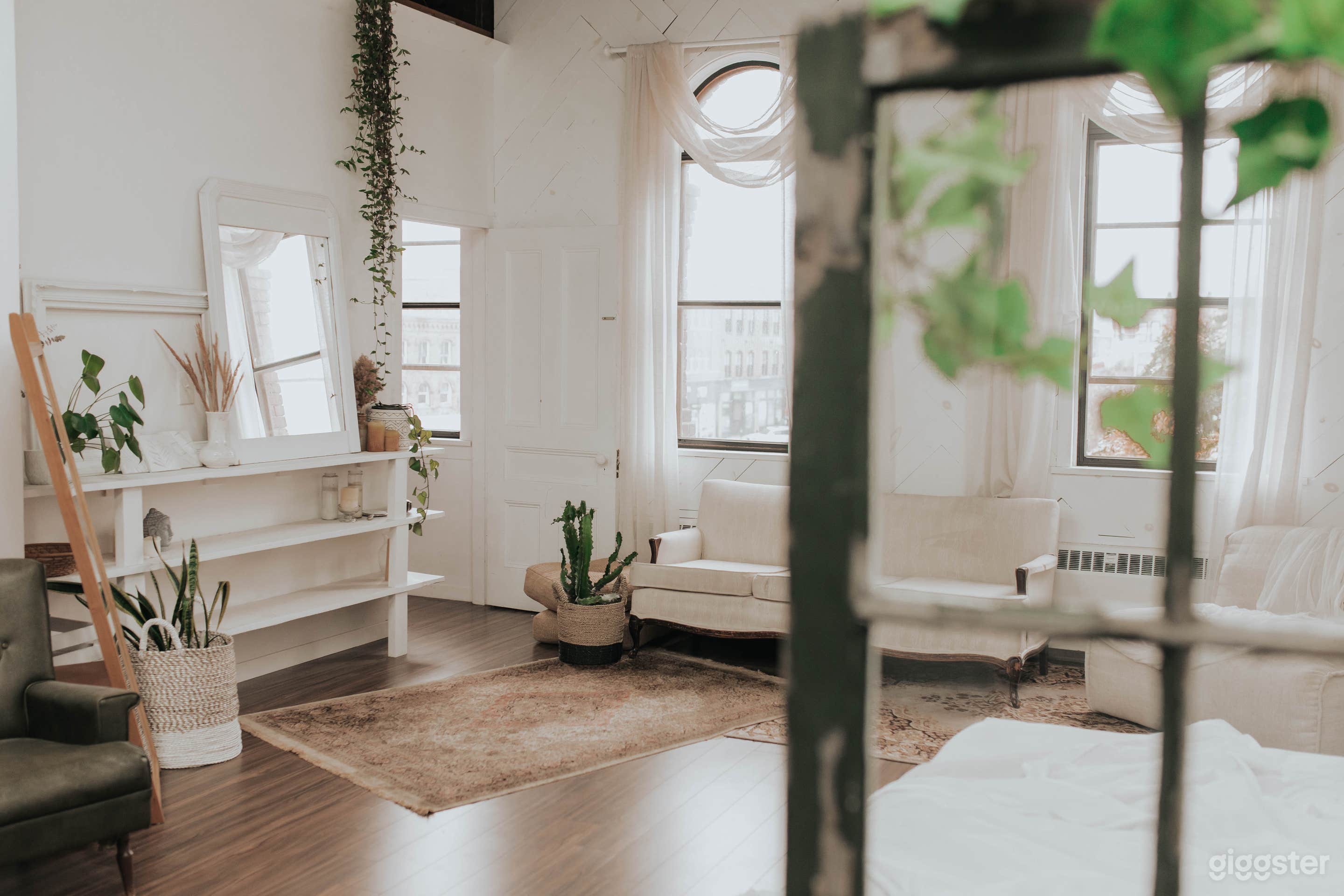 Historic And Neutral Studio Space Photo 4