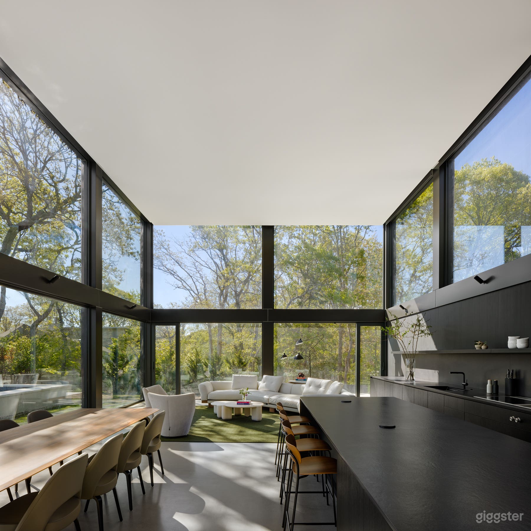 Minimalist Modern Waterfront Home Photo 1