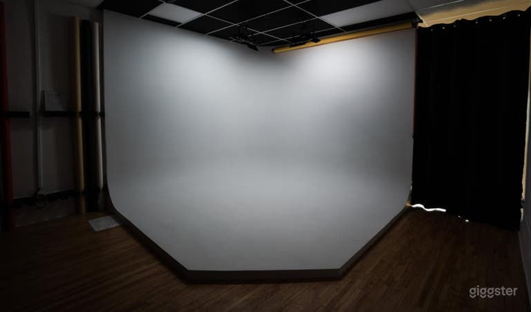  Studio with 11x11 Cyc Wall In St Paul 