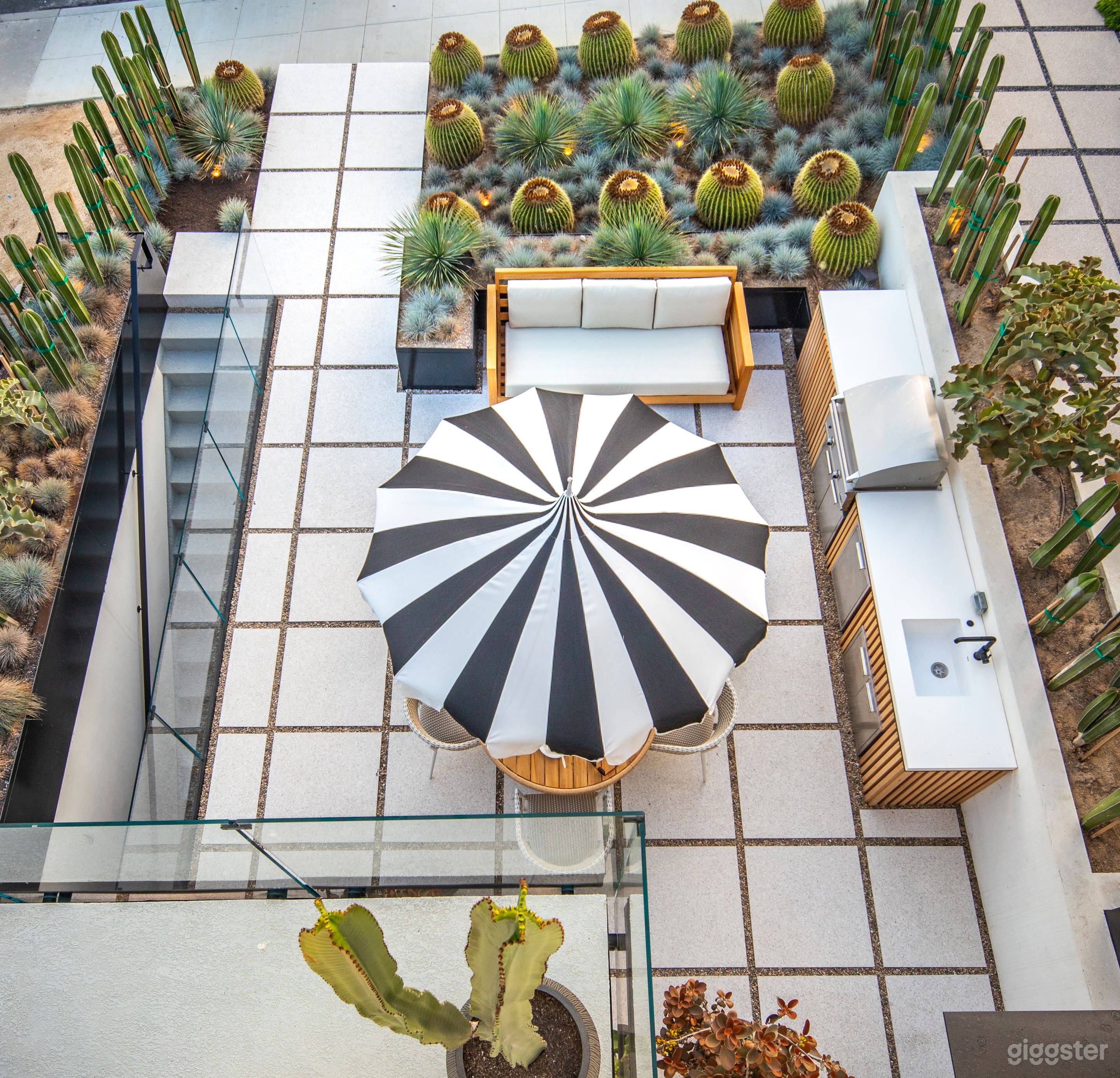 BRAND NEW LUXURY BEACHFRONT HOME @ MOONLIGHT BEACH Photo 2