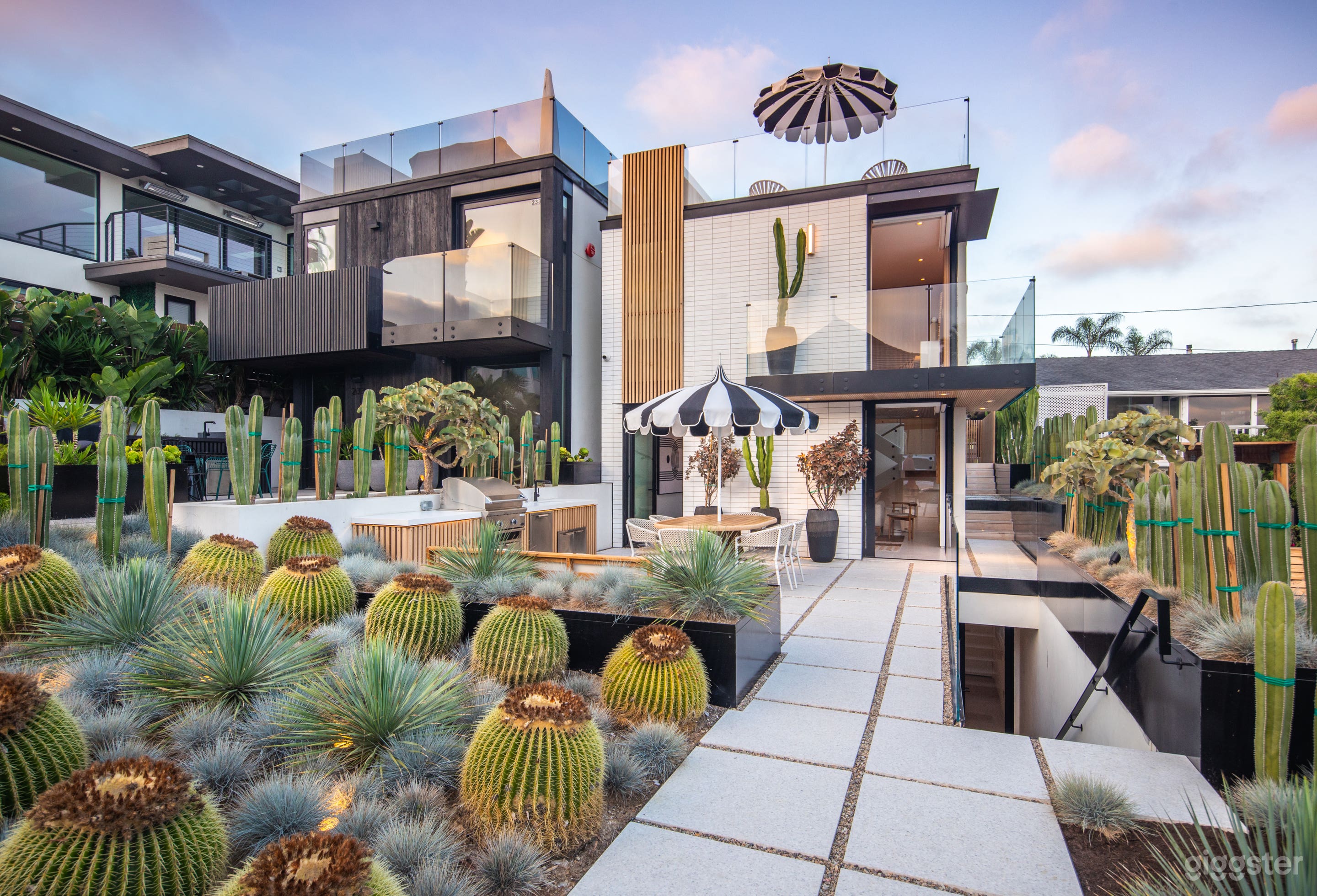 BRAND NEW LUXURY BEACHFRONT HOME @ MOONLIGHT BEACH Photo 4