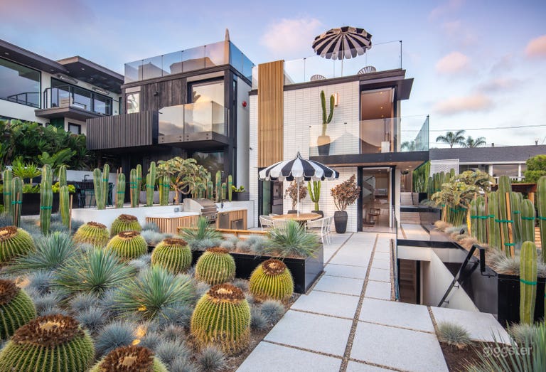  BRAND NEW LUXURY BEACHFRONT HOME @ MOONLIGHT BEACH 