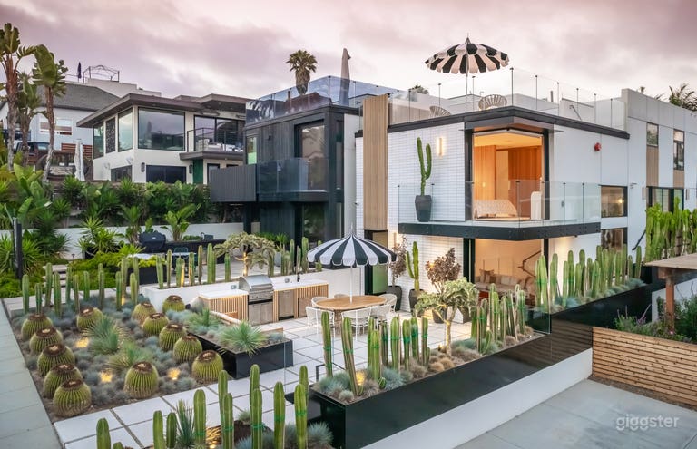  BRAND NEW LUXURY BEACHFRONT HOME @ MOONLIGHT BEACH 