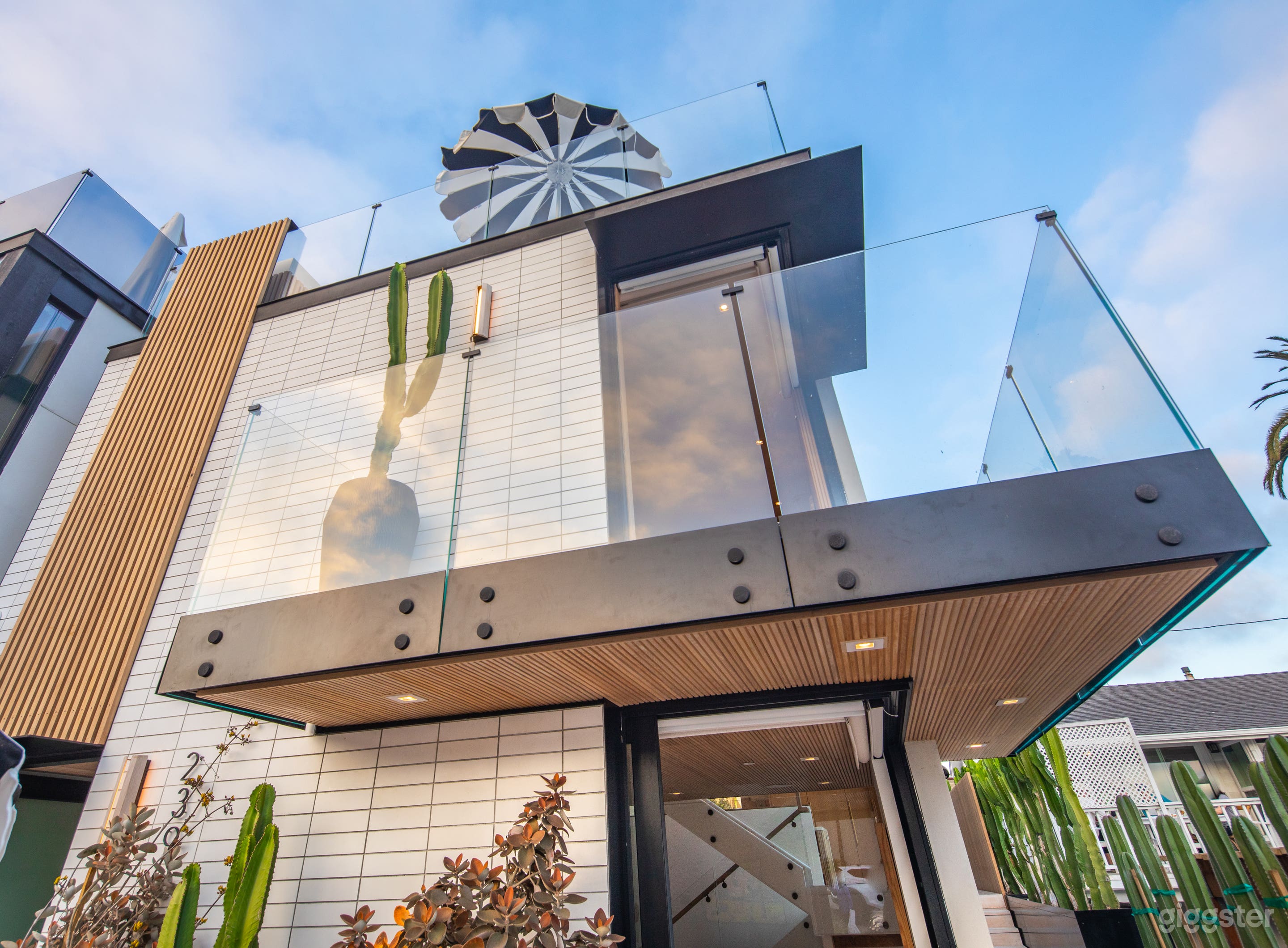 BRAND NEW LUXURY BEACHFRONT HOME @ MOONLIGHT BEACH Photo 3