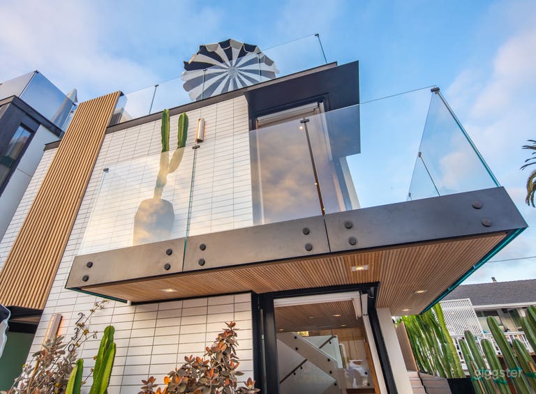  BRAND NEW LUXURY BEACHFRONT HOME @ MOONLIGHT BEACH 