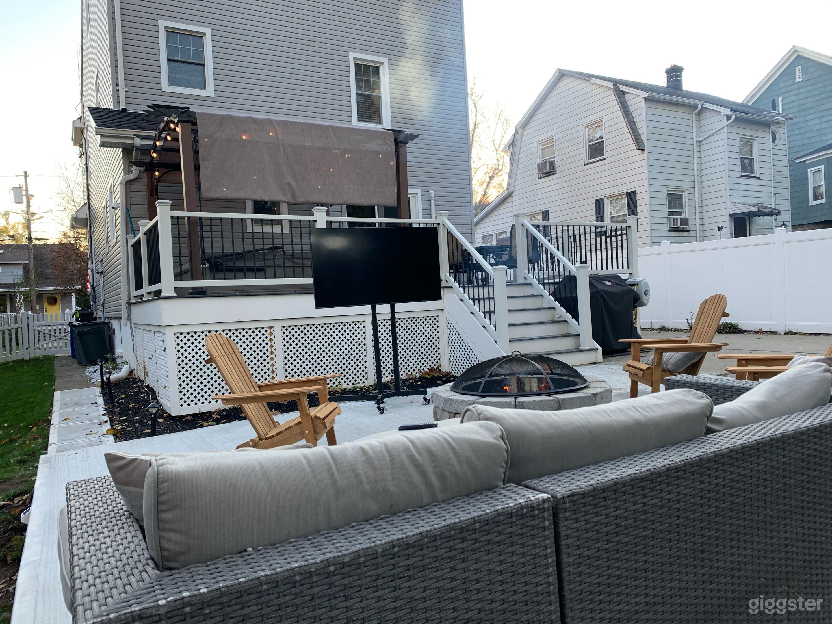 Backyard patio, firepit, hot tub on deck 