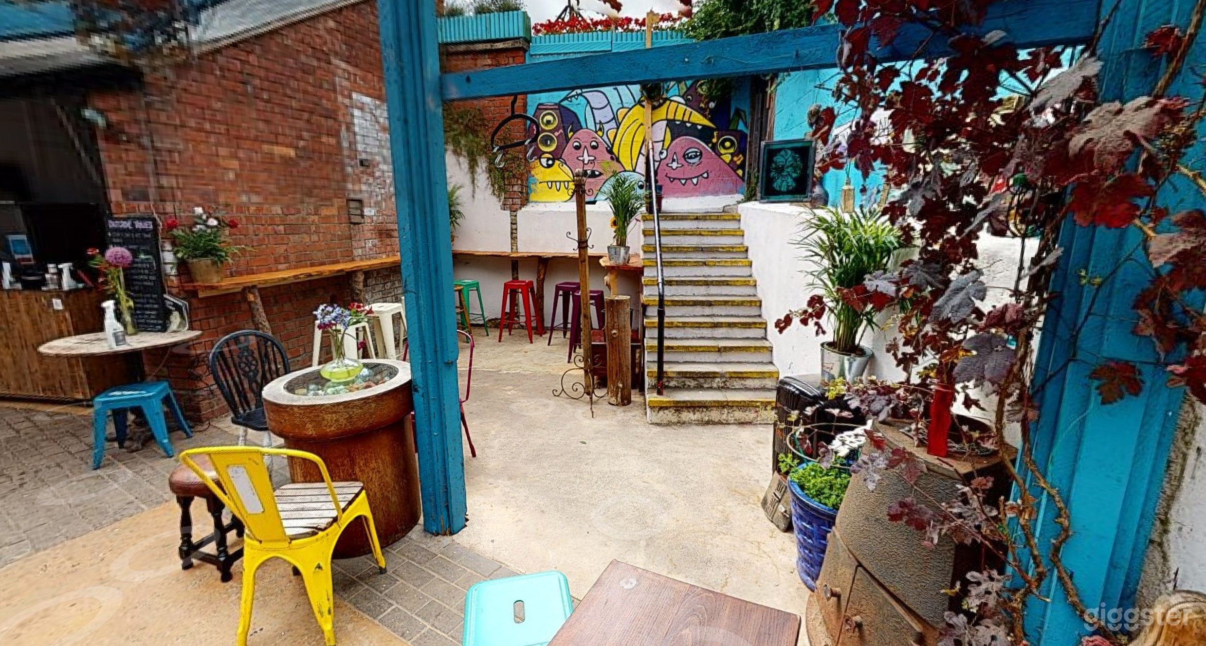 Colorful Outdoor Pub in Stroud for Parties  Photo 3