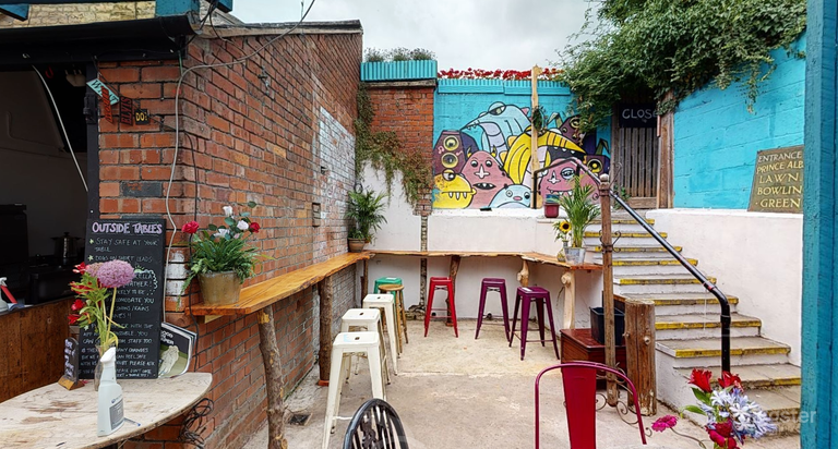  Colorful Outdoor Pub in Stroud for Parties  