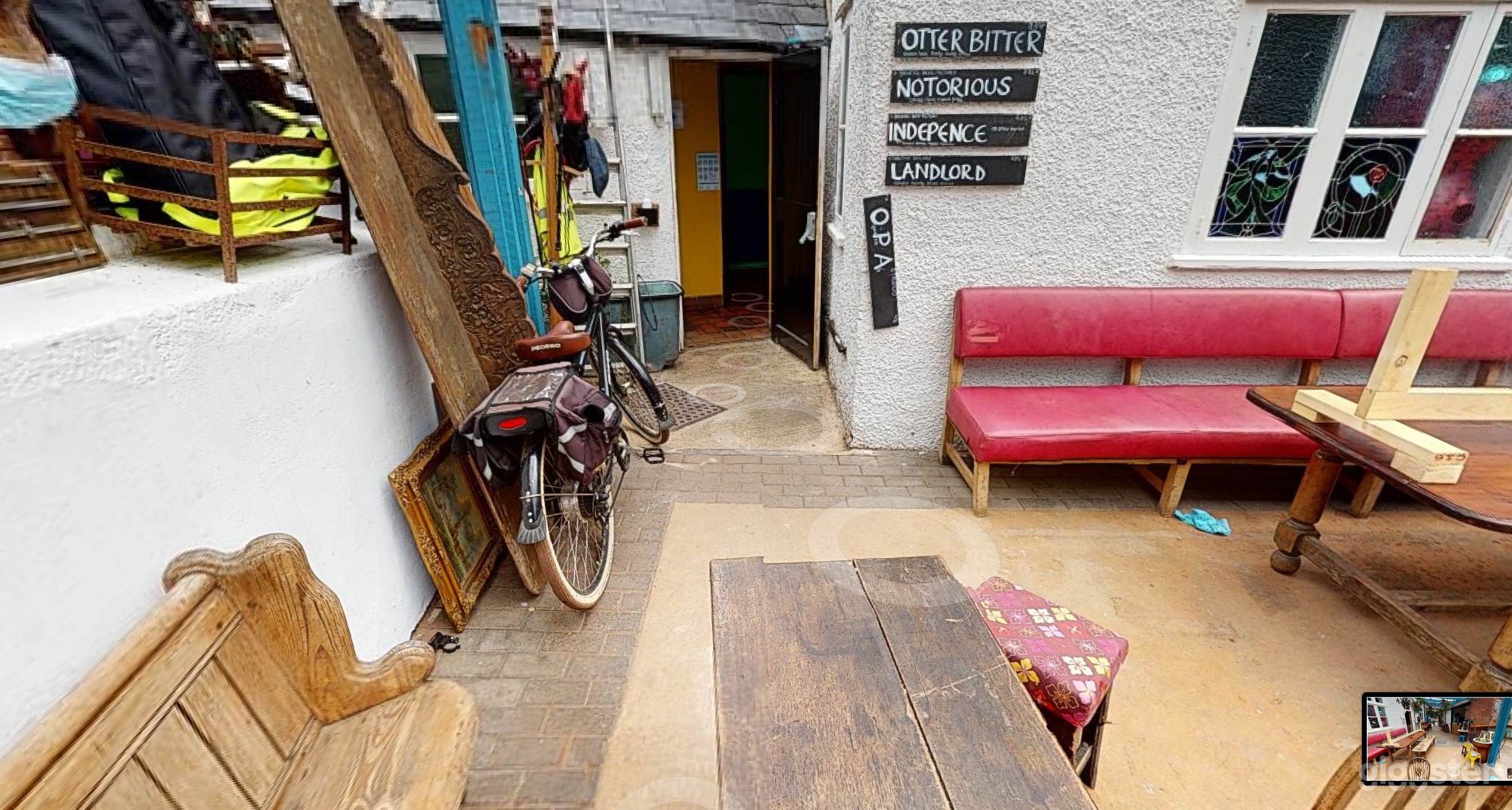 Colorful Outdoor Pub in Stroud for Parties  Photo 4