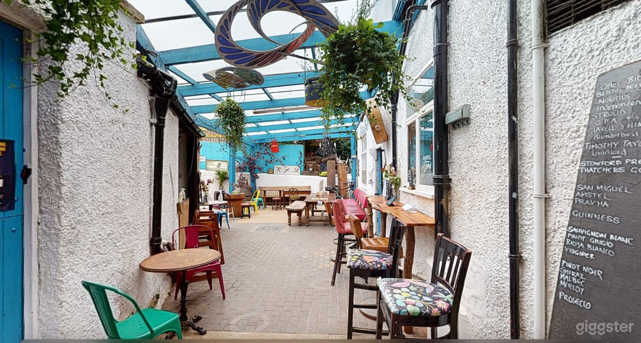 Colorful Outdoor Pub in Stroud for Parties  Photo 2