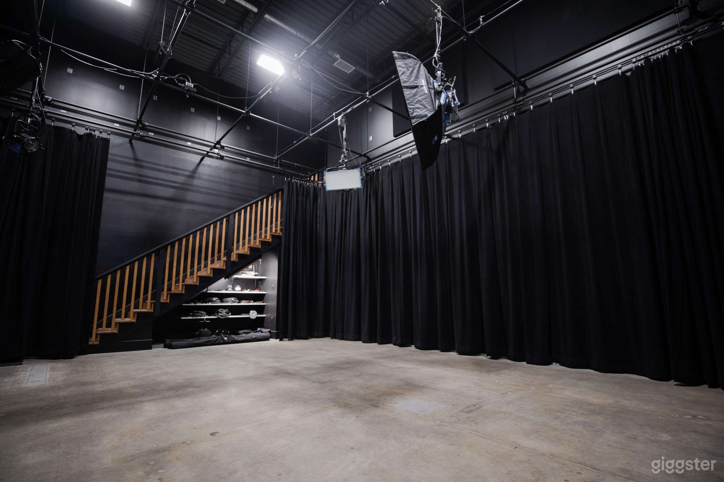 Professional and Convenient Photo &amp; Video Studio Photo 3