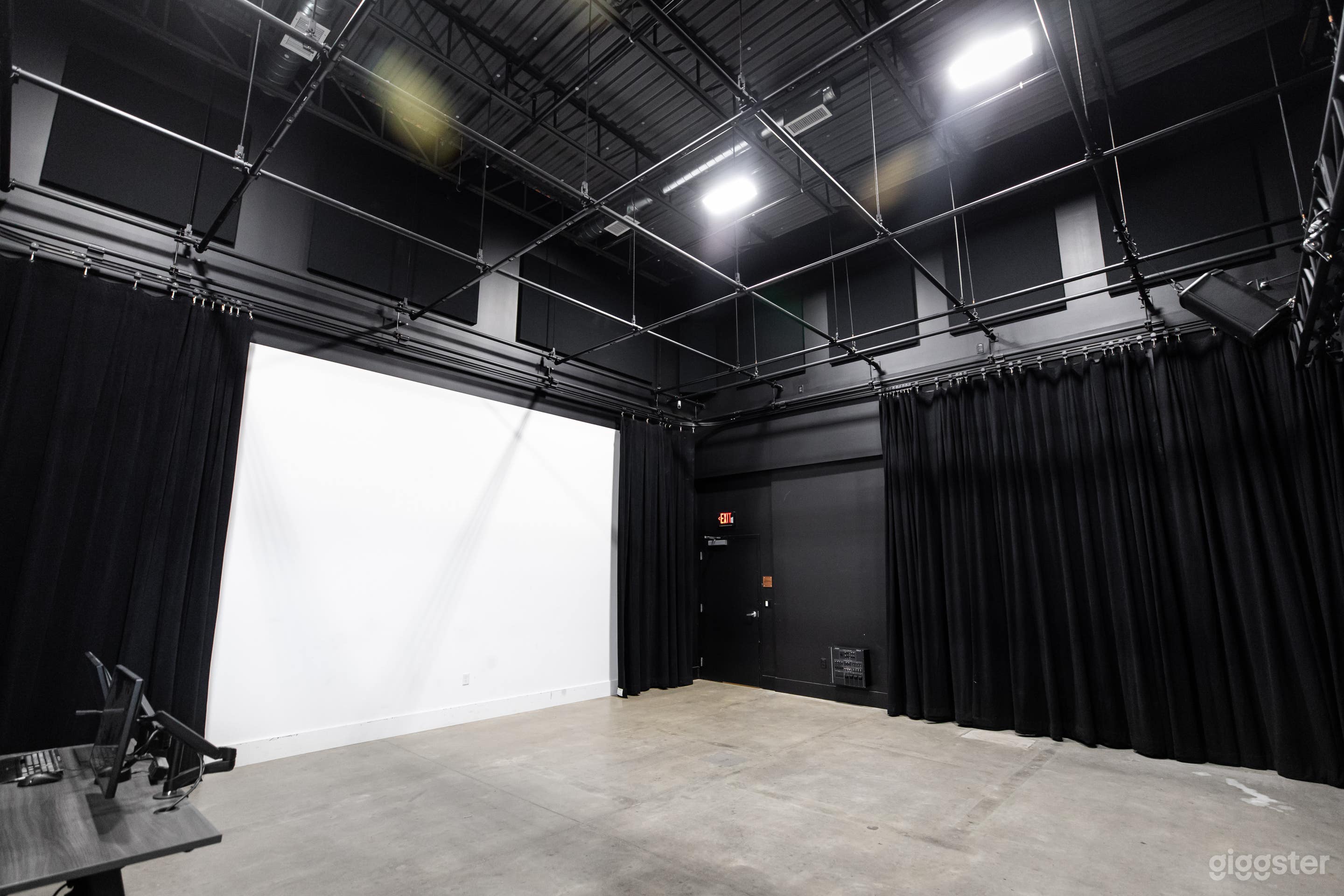 Professional and Convenient Photo &amp; Video Studio Photo 1