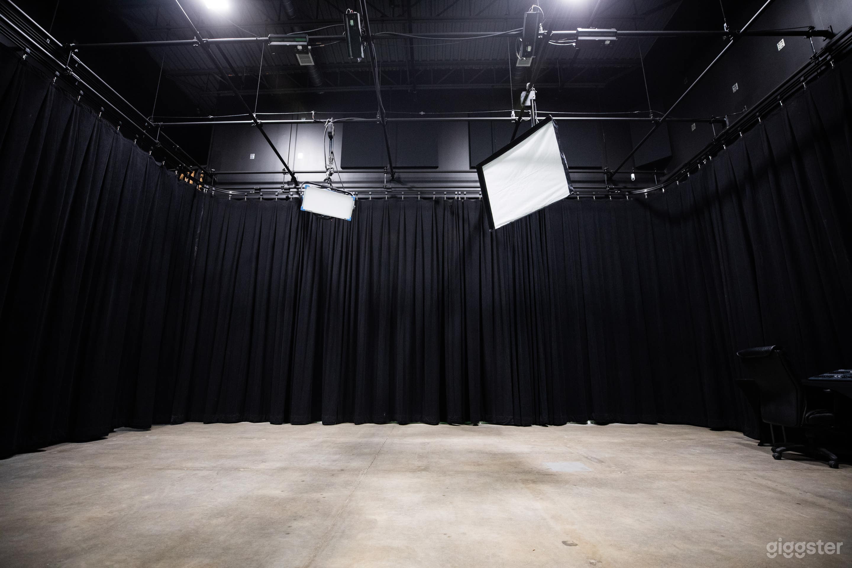 Professional and Convenient Photo &amp; Video Studio Photo 2