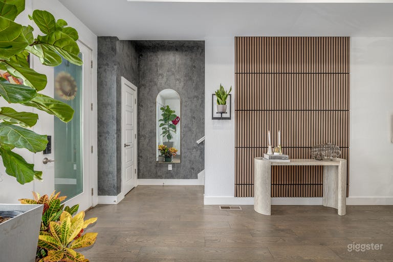  Modern Light-Filled Townhome for Private Events 