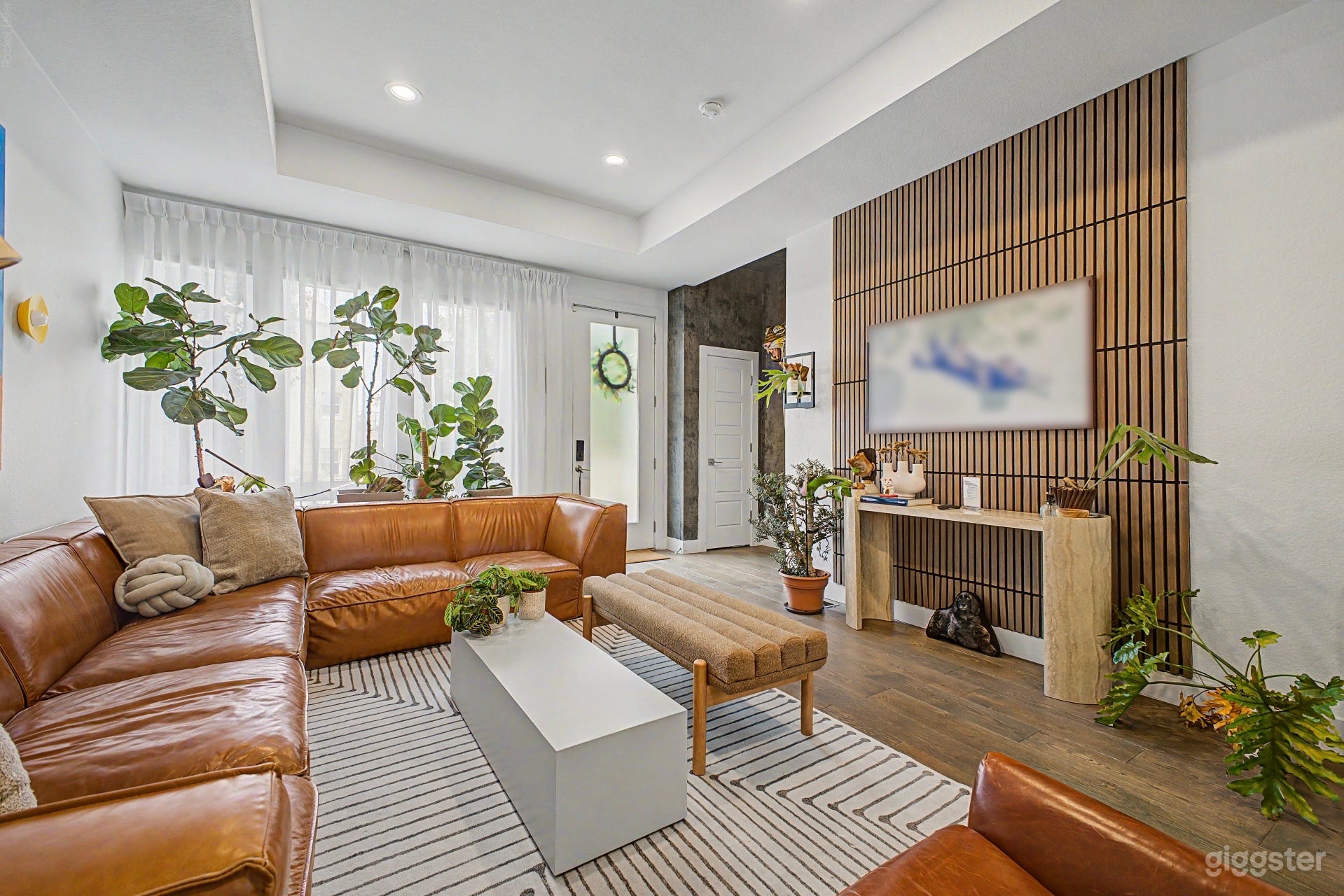 Modern Light-Filled House for Private Events Photo 1