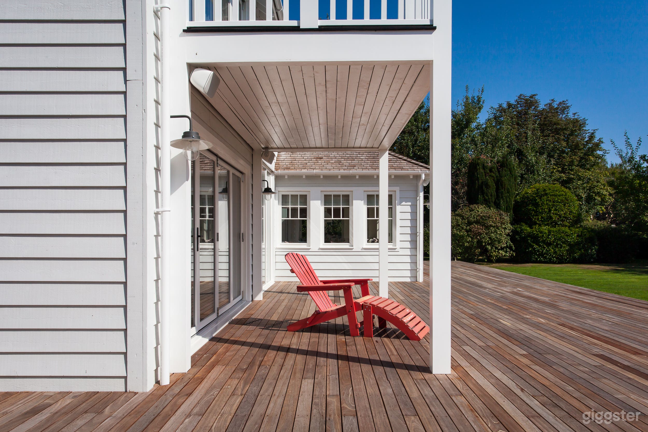 New England style house with deck Photo 2