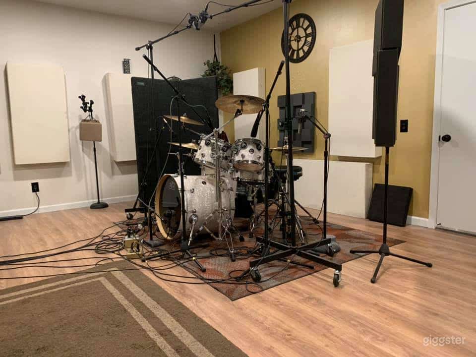 Fully-Equipped with an Old-School Feel Recording Studio in Reno  Photo 3