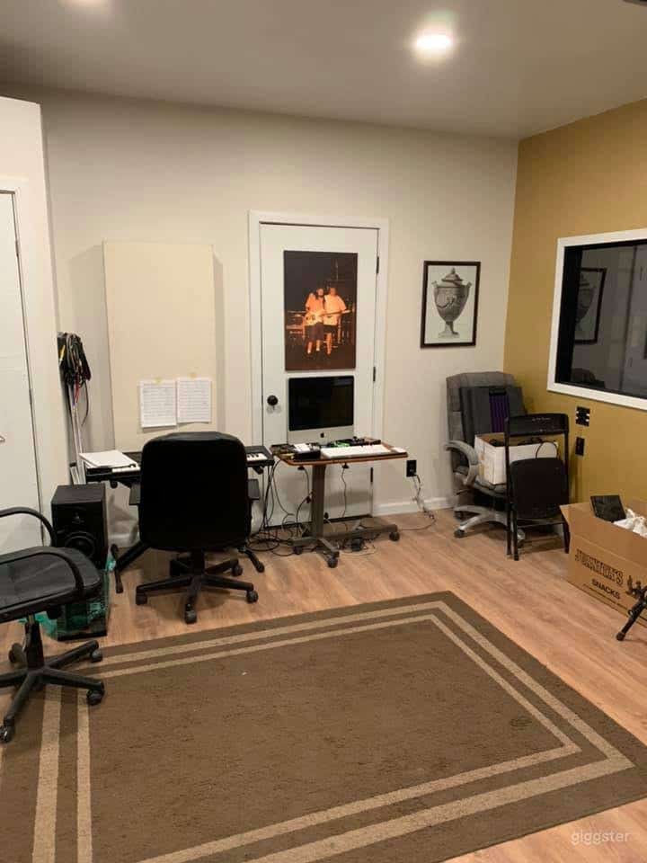 Fully-Equipped with an Old-School Feel Recording Studio in Reno  Photo 2