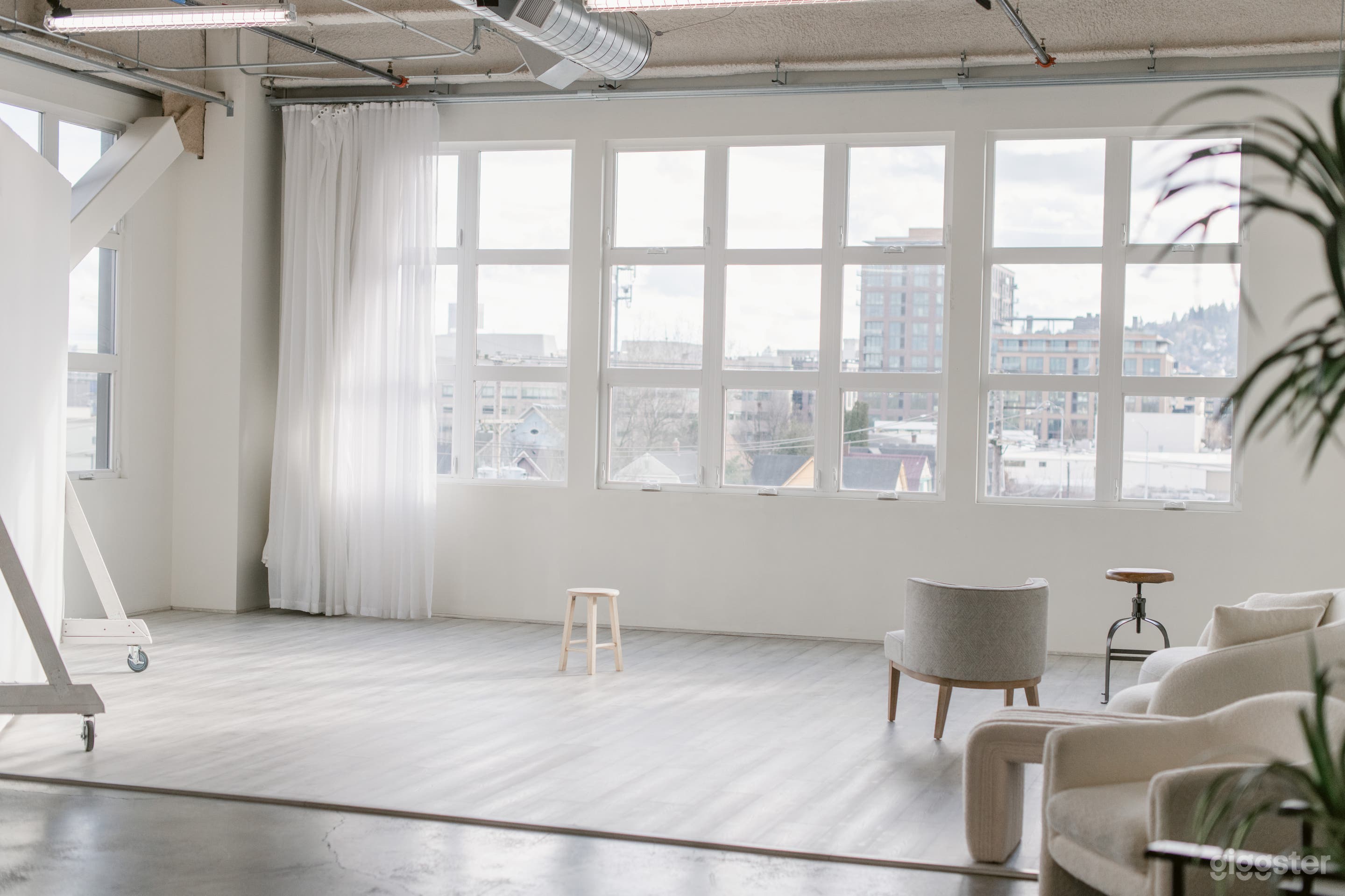 Natural Light Creative Loft Studio With a View! Photo 1