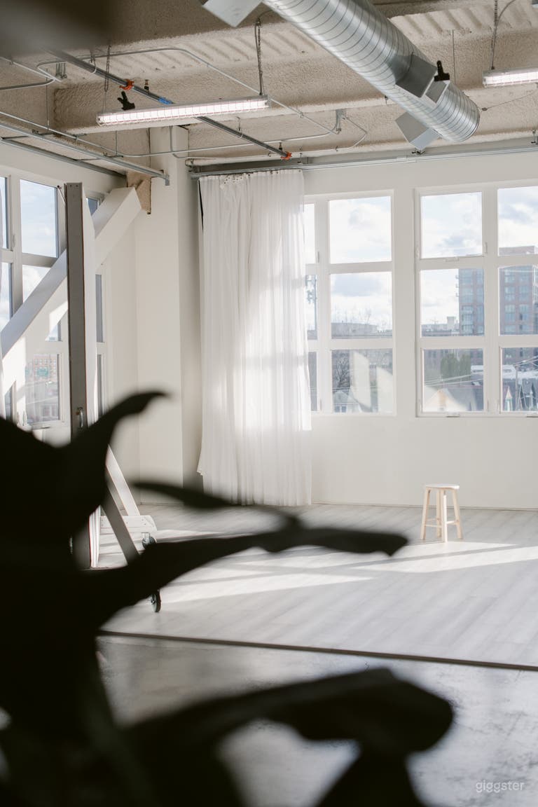  Natural Light Creative Loft Studio With a View! 